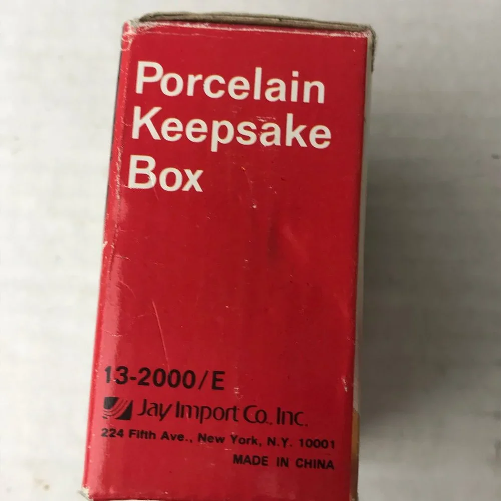 NIB - VINTAGE PORCELAIN KEEPSAKE Detailed Embossed Trinket Box with Gold Trim